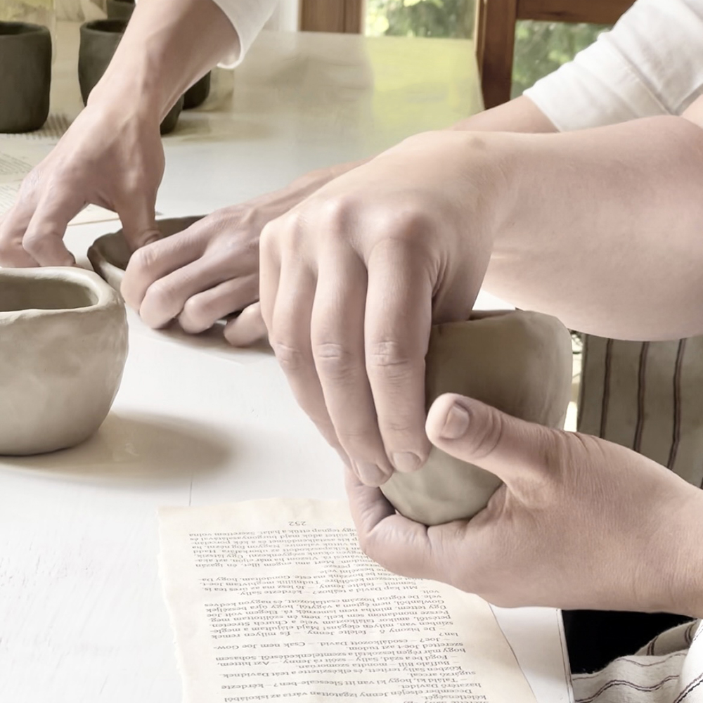 női kezek agyagoznak