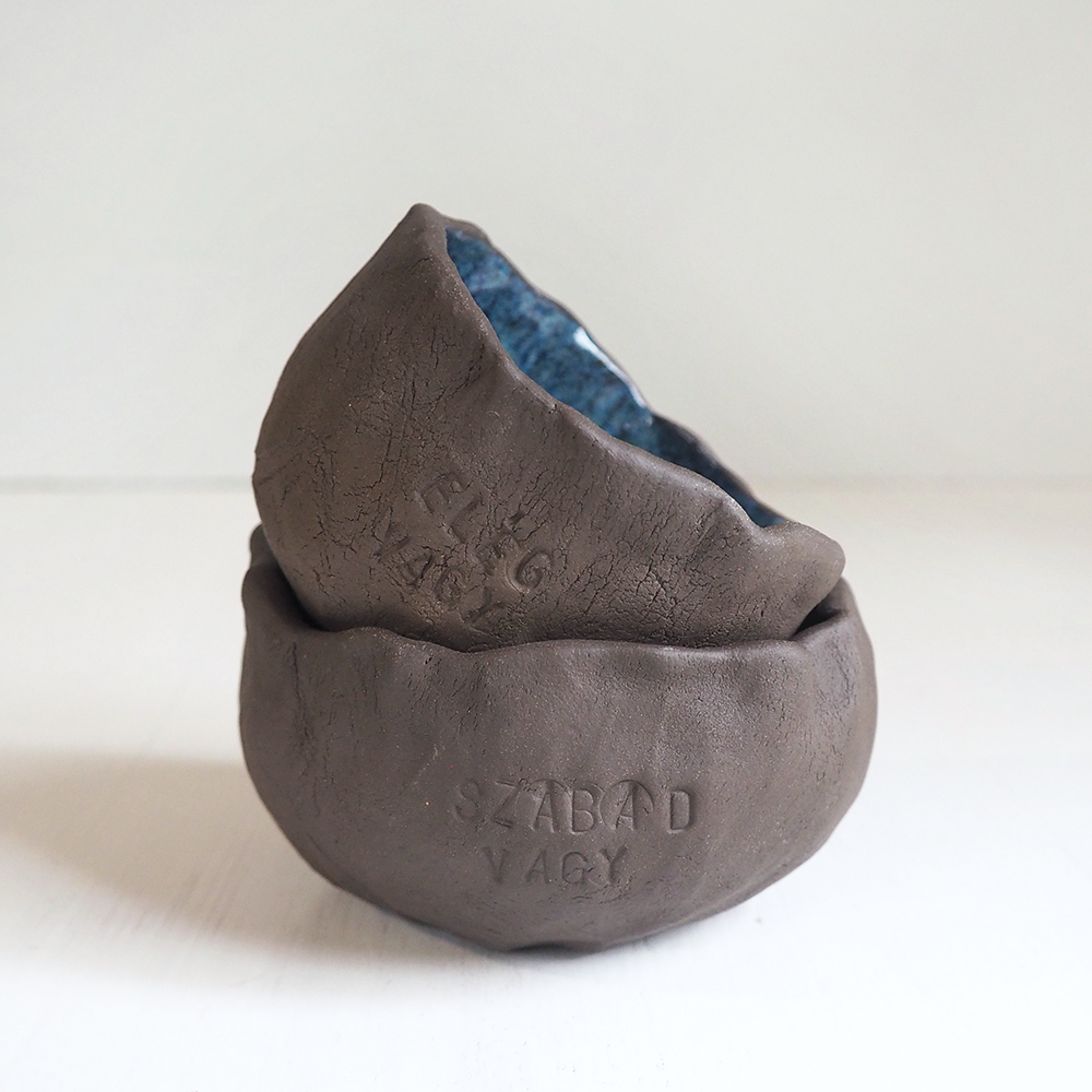 két művészetterápiás foglalkozáson készült bögre, elég vagy és szabad vagy feliratokkal