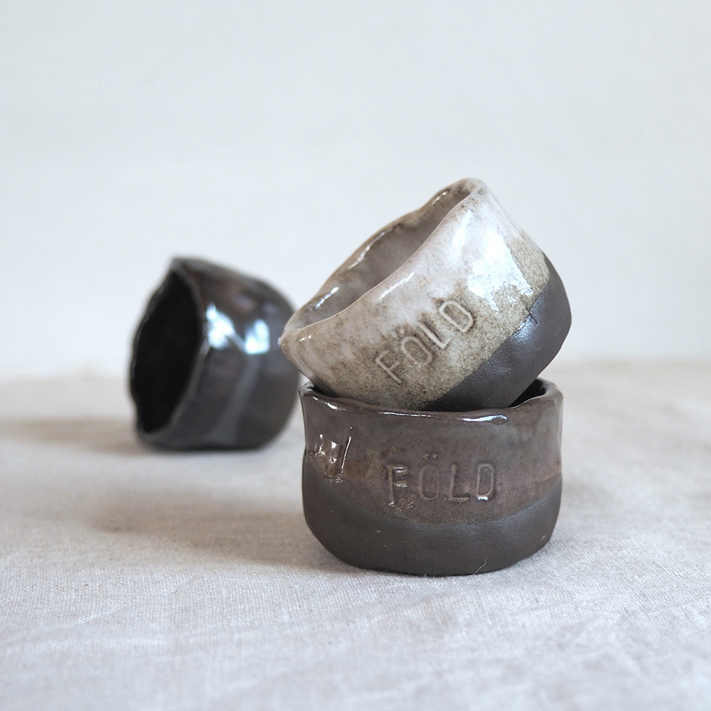 3 művészetterápiás foglalkozáson készült bögre föld felirattal