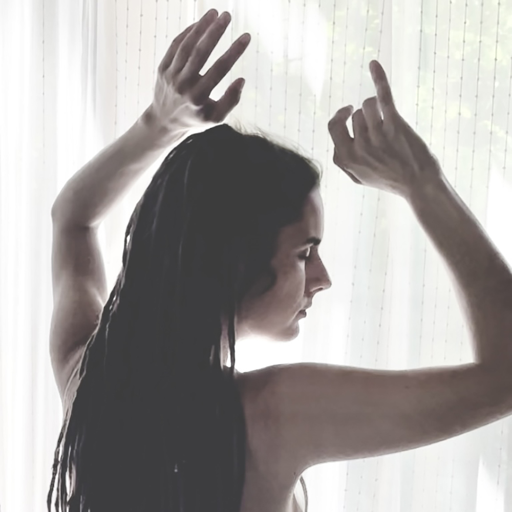 önfeledt, táncoló nő