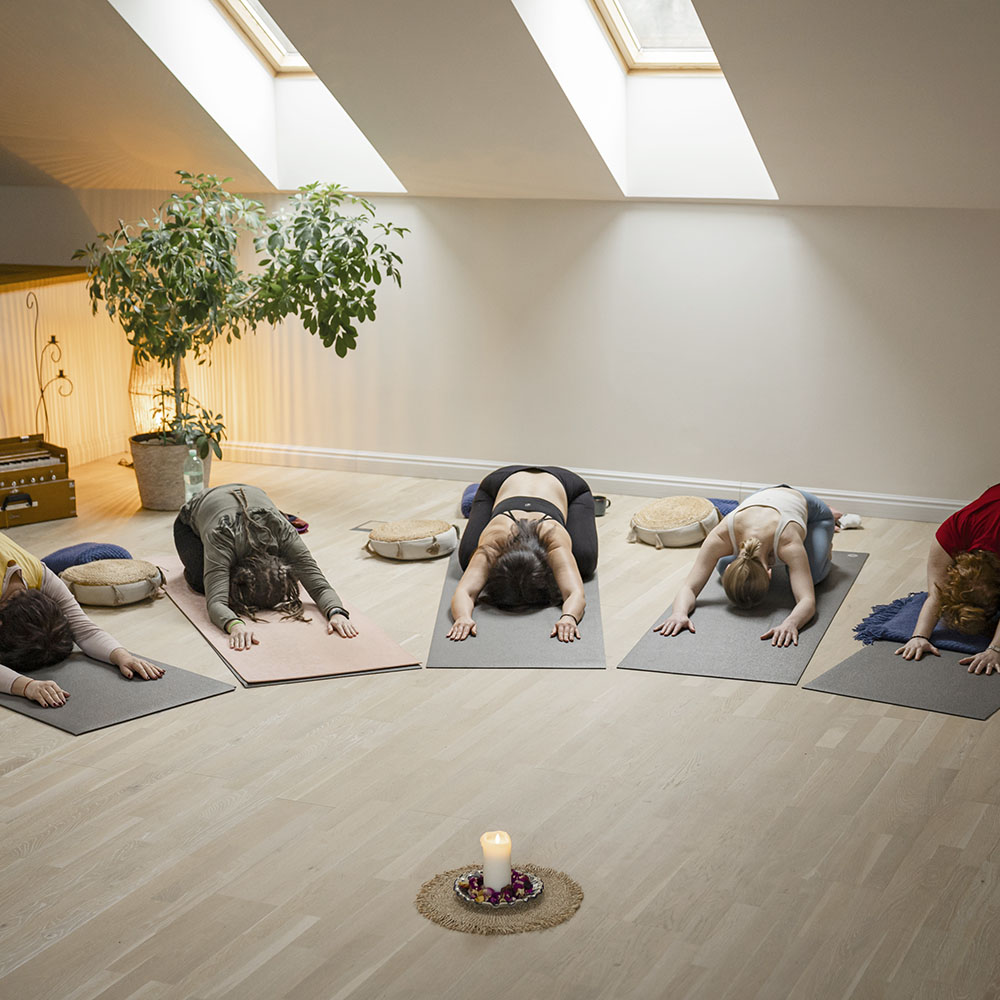 nők jógáznak körben