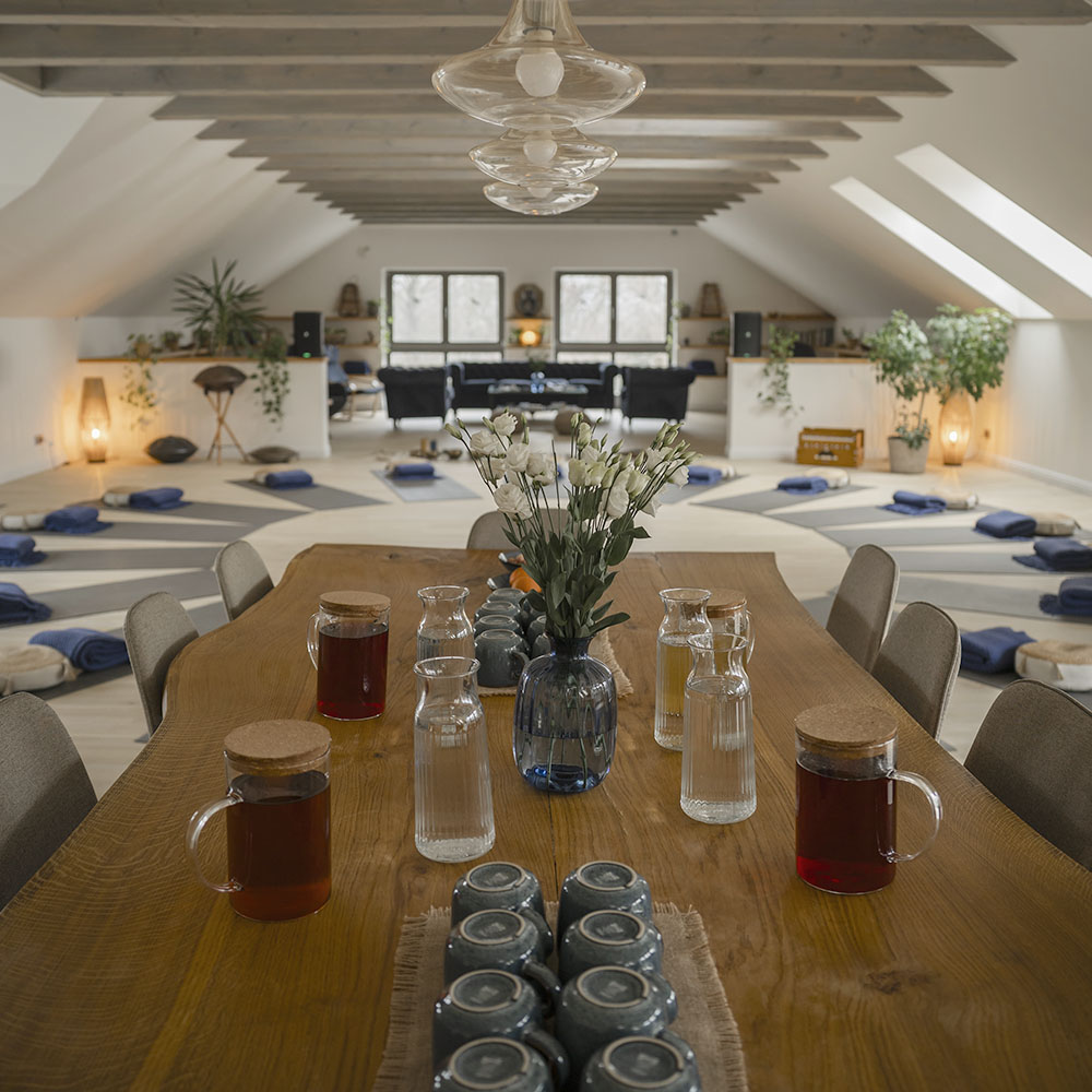 hangulatos jógaterem étkezőasztallal, teával