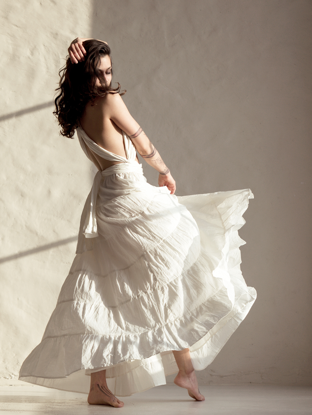 önfeledten táncoló nő