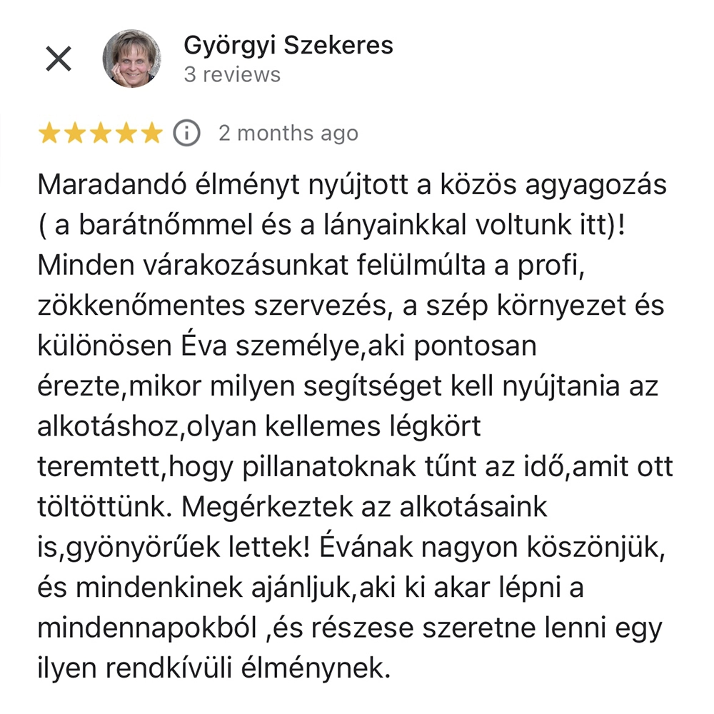 kotetlen-keramiaworkshop-9 Maradandó élményt nyújtott a közös agyagozás ( a barátnőmmel és a lányainkkal voltunk itt)! Minden várakozásunkat felülmúlta a profi, zökkenőmentes szervezés, a szép környezet és különösen Éva személye,aki pontosan érezte,mikor milyen segítséget kell nyújtania az alkotáshoz,olyan kellemes légkört teremtett,hogy pillanatoknak tűnt az idő,amit ott töltöttünk. Megérkeztek az alkotásaink is,gyönyörűek lettek! Évának nagyon köszönjük, és mindenkinek ajánljuk,aki ki akar lépni a mindennapokból ,és részese szeretne lenni egy ilyen rendkívüli élménynek.