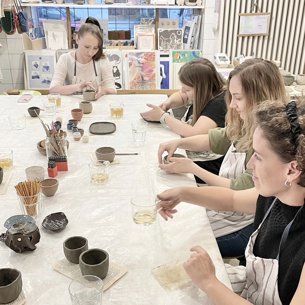 elmélyült alkotás a kerámia workshopon